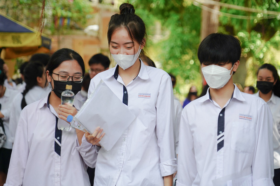 Rời phòng thi, các thí sinh thở phào nhẹ nhõm sau khi đã kết thúc kỳ thi nhiều áp lực. (Ảnh: PV/Vietnam+)