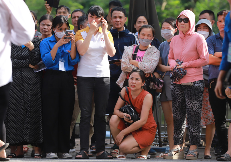 Không chỉ mong con hoàn thành bài thi tốt, nhiều bậc phụ huynh còn lo thời tiết oi bức sẽ làm ảnh hưởng đến sức khỏe của con. (Ảnh: PV/Vietnam+)