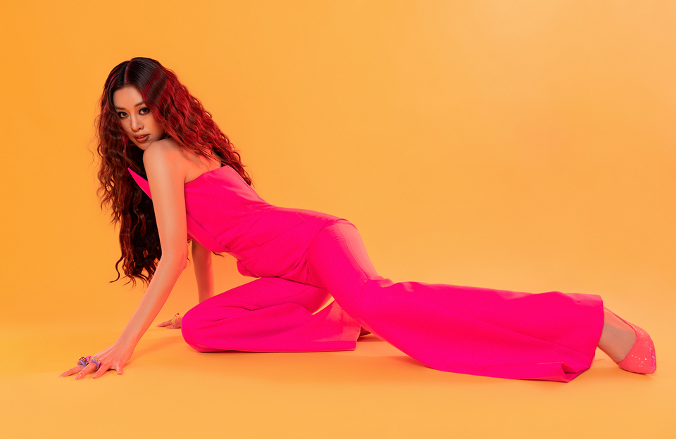 Phụ nữ thời đại 4.0 bên cạnh những vẻ đẹp truyền thống, còn cần dung hòa của nét hiện đại, tự tin, bản lĩnh và làm chủ cuộc đời mình. Đó cũng là hình ảnh được Hoa hậu Khánh Vân sử dụng làm ý tưởng chủ đạo trong bộ ảnh lần này. (Ảnh: CTV/Vietnam+)