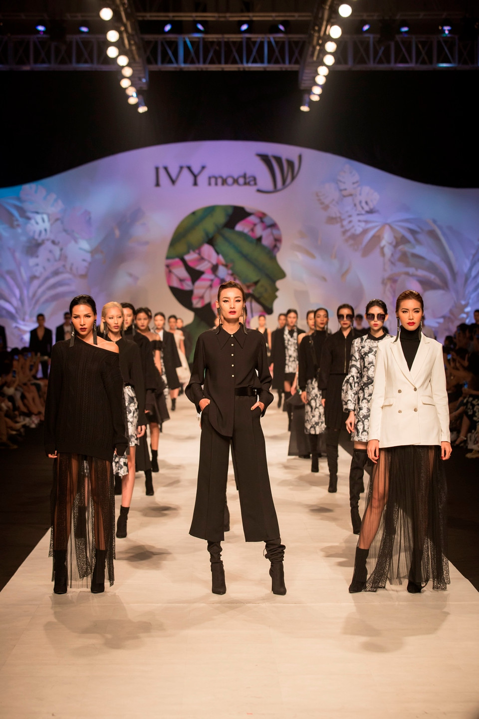 'Self Portrait' của IVY moda.