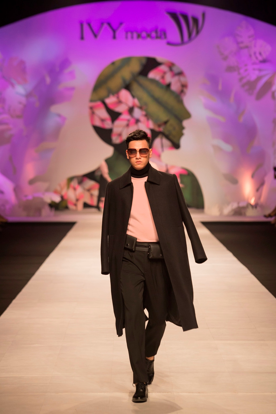 Ngoài tone màu trầm truyền thống tạo vẻ sang trọng, bộ sưu tập cũng giới thiệu hai gam màu đang làm mưa làm gió trên các sàn diễn thời trang thế giới như hồng bale và xanh olive với nhiều sắc độ khác nhau.