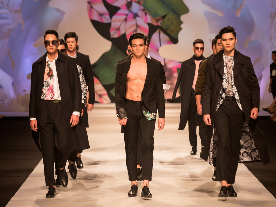 Bộ sưu tập thời trang Thu Đông 2017 'Self Portrait' của thương hiệu IVY moda vừa ra mắt giới mộ điệu cuối tuần qua.