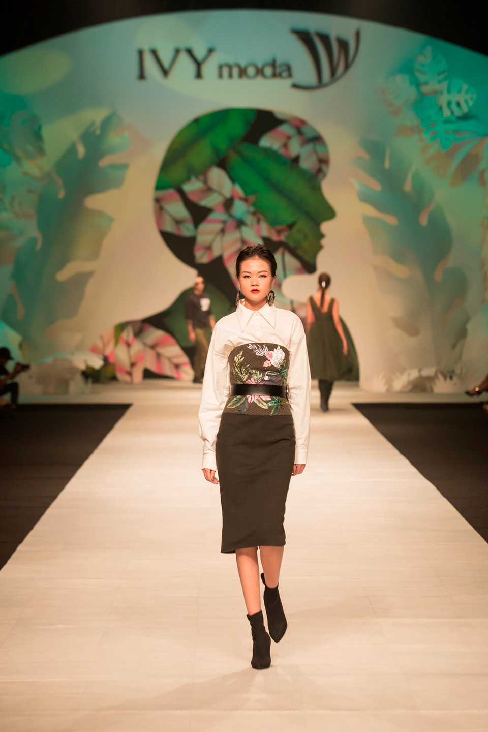 Chất liệu xu hướng của mùa mốt năm nay như velvet (vải nhung), corduroy (nhung kẻ) đã được các nhà thiết kế mạnh dạn kết hợp với kaki, lụa crepe, organza để tạo vẻ mới mẻ và độc đáo cho trang phục.