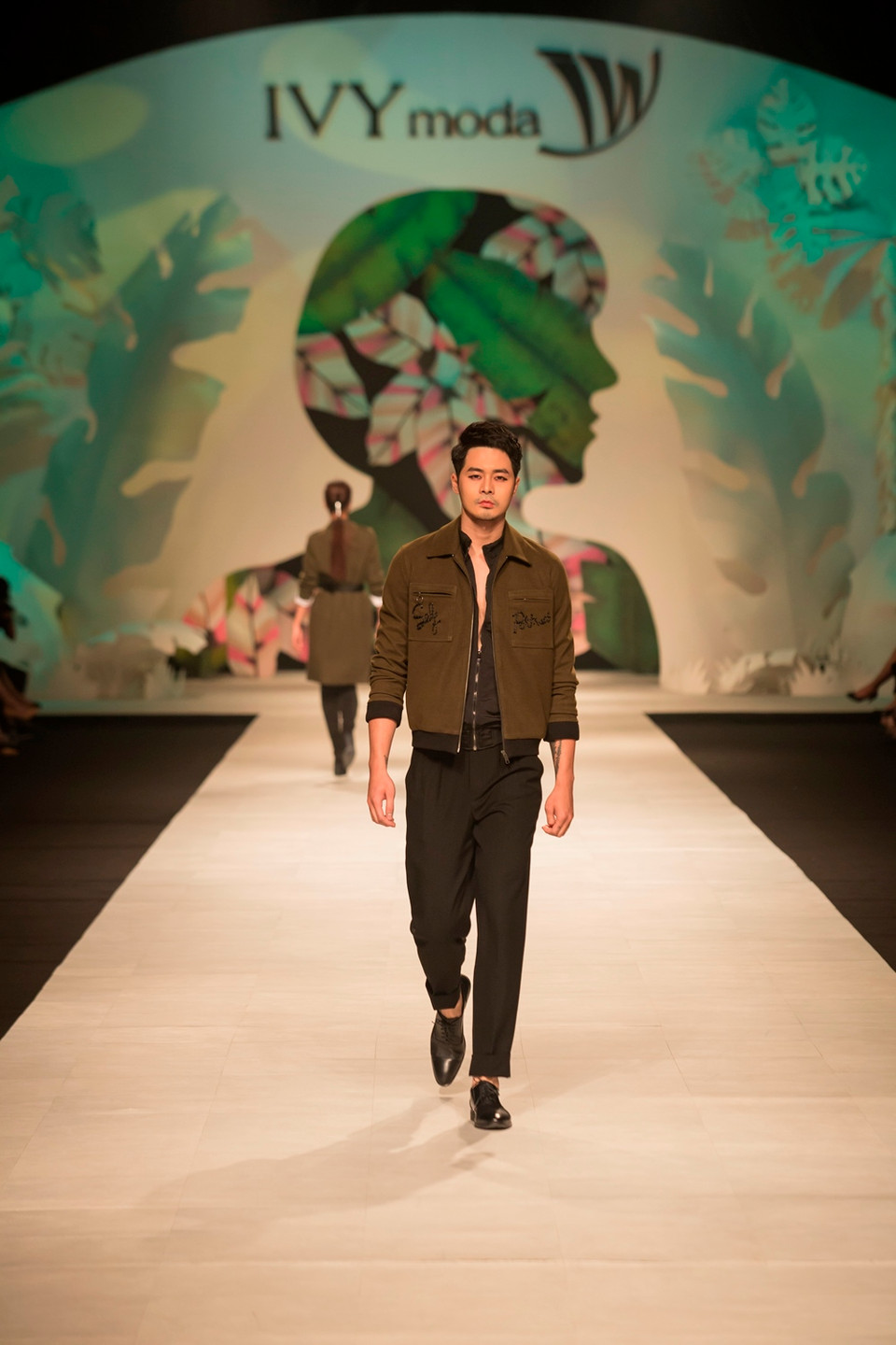 Các thiết kế nam chú trọng vào phong cách smart casual (phong cách đậm chất cá nhân nhưng vẫn chuẩn mực), mang đến cảm giác thoải mái mà vẫn lịch lãm của phái mạnh.