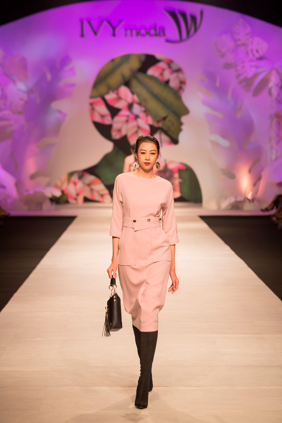 Điểm nhấn thú vị của bộ sưu tập nằm ở những đôi khuyên tai lạ mắt, túi xách kiểu dáng nhỏ xinh có họa tiết chủ đạo của show diễn cùng những đôi bốt đen dài thời thượng.