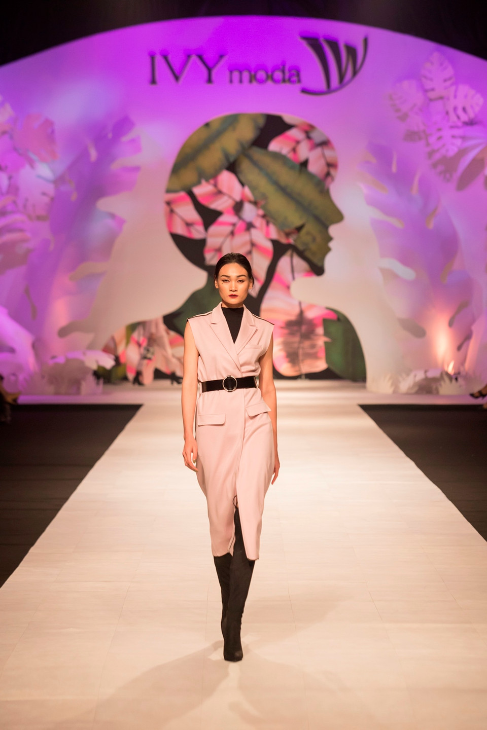 Các thiết kế pha trộn nhiều phong cách, từ sang trọng, thanh lịch, nữ tính đến cá tính, năng động.