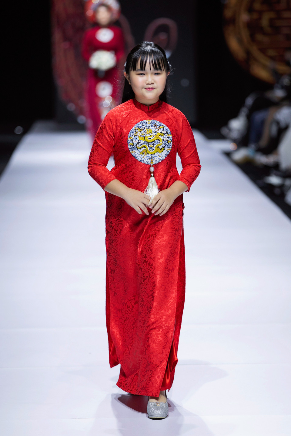 Thiết kế mở màn bộ sưu tập mới của nhà thiết kế Minh Châu. (Ảnh: CTV/Vietnam+)