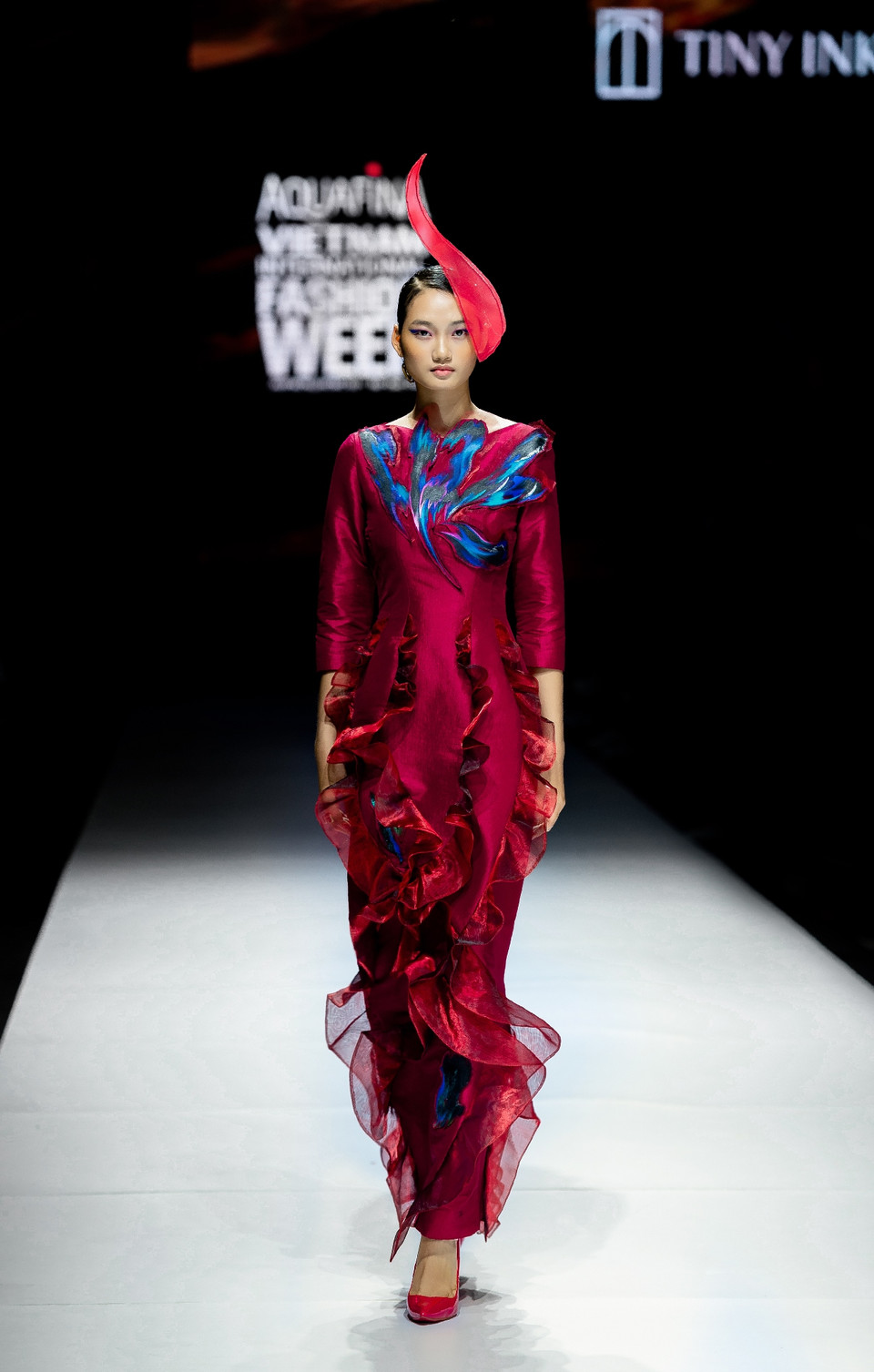 Mỹ miều và kiêu sa, Quỳnh Anh - Á quân The Face Vietnam 2018 hóa thân thành 'nàng thơ' trang nhã, yểu điệu trong bộ áo dài cách điệu thướt tha được đầu tư công phu và lộng lẫy nhất. (Ảnh: CTV/Vietnam+)