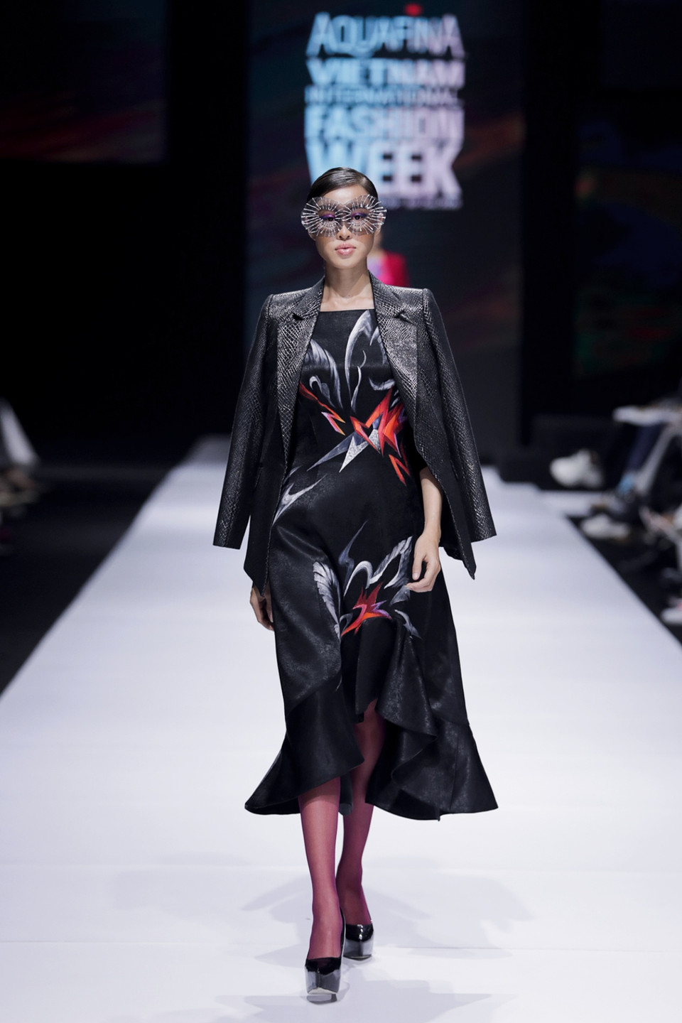 Lấy ý tưởng từ ‘những đóa hoa đang nở’ với mục đích tôn vinh vẻ đẹp nội tâm của người phụ nữ Việt, Tiny Ink Hoàng Quyên đã thổi vào không khí đêm diễn làn gió mới mang đậm phong cách thời trang nghệ thuật phá cách, độc đáo nhưng cũng đầy chất lãng mạn. (Ảnh: CTV/Vietnam+)