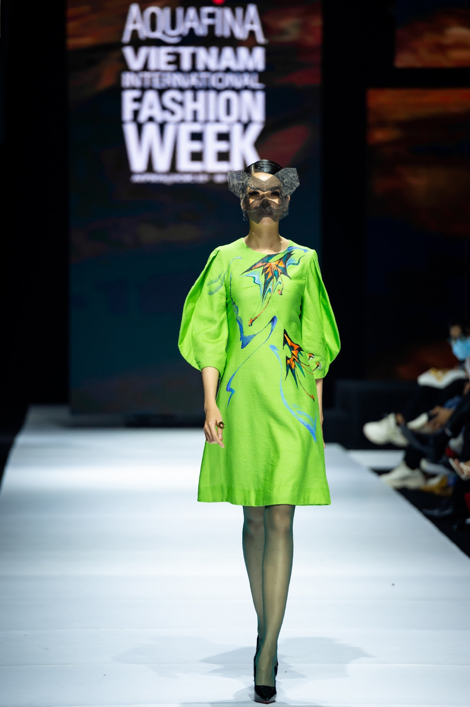 Các bức họa về những đóa hoa ghi điểm với thiết kế trang nhã, thời thượng nhưng cũng không kém phần sang trọng, trẻ trung. (Ảnh: CTV/Vietnam+)