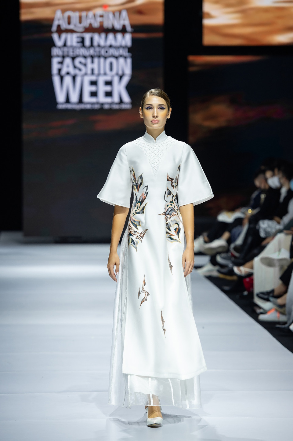 Sự độc đáo, tinh tế của những bức họa thủ công uyển chuyển trên nền vải, góp phần truyền tải được toàn bộ nét đẹp quý phái và nhẹ nhàng của người phụ nữ Việt Nam. (Ảnh: CTV/Vietnam+)