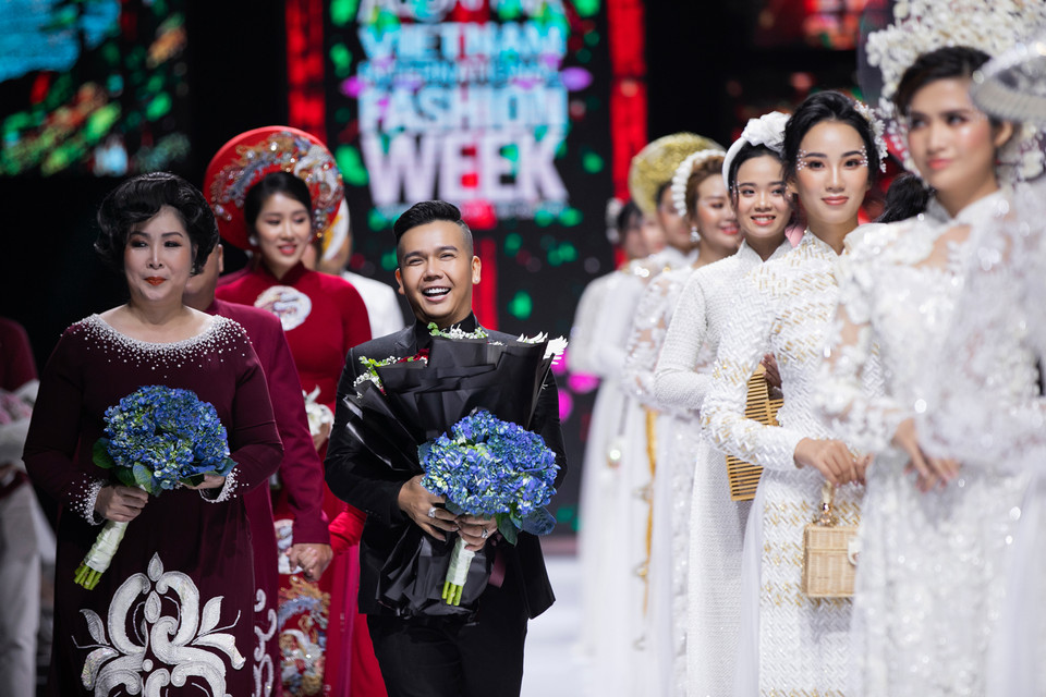 Nhà thiết kế Minh Châu cùng 'mẹ chồng' Hồng Vân. (Ảnh: CTV/Vietnam+)