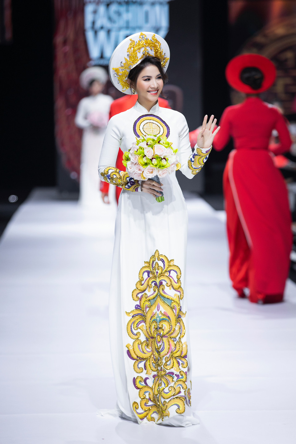 Với chủ đề ‘Kim Lang’ - tiếng lòng của người con gái khi về nhà chồng, bộ sưu tập đã thể hiện một cách tinh tế những ngọt bùi, ấm áp xen lẫn niềm hạnh phúc trong đời sống hôn nhân thông qua những cách điệu mang đầy dụng ý. (Ảnh: CTV/Vietnam+)