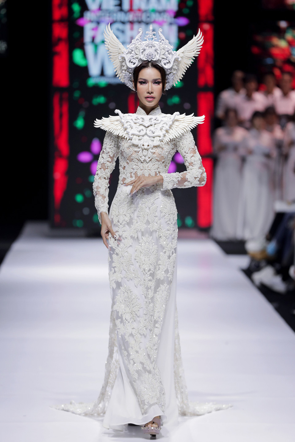 Mở đầu phần 2 của show diễn, siêu mẫu Minh Tú xuất hiện đầy ấn tượng với chiếc áo dài được thêu hoa văn vô cùng công phu. (Ảnh: CTV/Vietnam+)