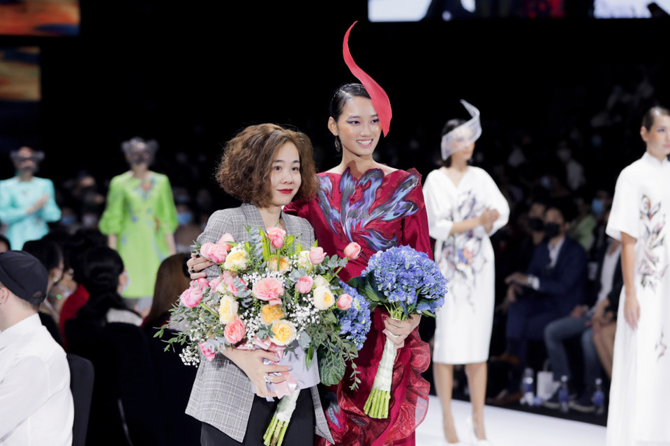 ‘Nàng thơ’ Quỳnh Anh The Face và Tiny Ink Hoàng Quyên đã ‘chiêu đãi’ công chúng một show diễn thời trang bắt mắt. (Ảnh: CTV/Vietnam+)