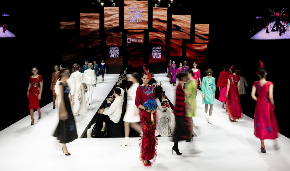 Nhà thiết kế Tiny Ink Hoàng Quyên, người có tiếng trong việc kết hợp thời trang và hội họa tiếp tục ‘chiêu đãi’ thời trang Việt bộ sưu tập với phong cách ấn tượng, có phần đột phá hơn - ‘Keep Blooming.’ (Ảnh: CTV/Vietnam+)