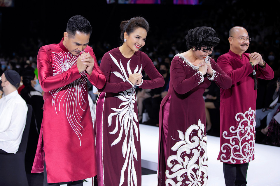 Từ trái qua phải, diễn viên Trung Dũng, diễn viên Hoài An, nghệ sý nhân dân Hồng Vân và diễn viên Hoàng Sơn nổi bật trong tà áo dài đỏ. (Ảnh: CTV/Vietnam+)