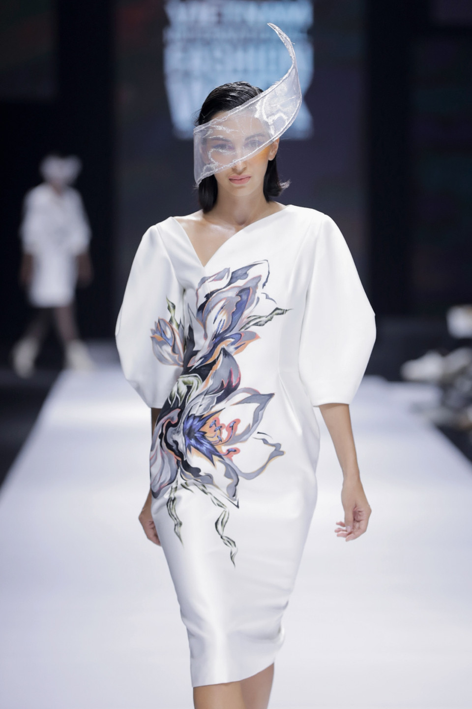 Những họa tiết thủ công uốn lượn trên nền lụa sắc sảo. (Ảnh: CTV/Vietnam+)