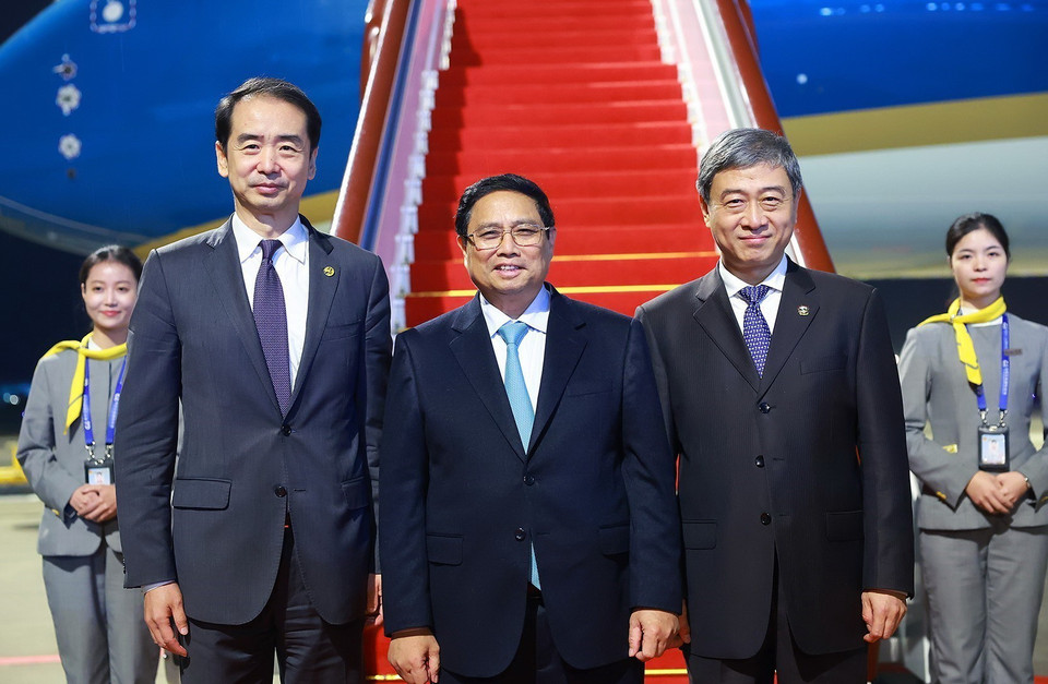 Lãnh đạo thành phố Trùng Khánh tiễn Thủ tướng Phạm Minh Chính kết thúc chuyến thăm và làm việc tại Trung Quốc. (Ảnh: Dương Giang/TTXVN)