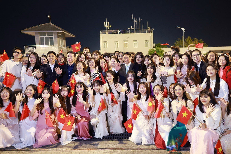 Lưu học sinh, sinh viên tiễn Thủ tướng Phạm Minh Chính kết thúc chuyến thăm và làm việc tại Trung Quốc. (Ảnh: Dương Giang/TTXVN)