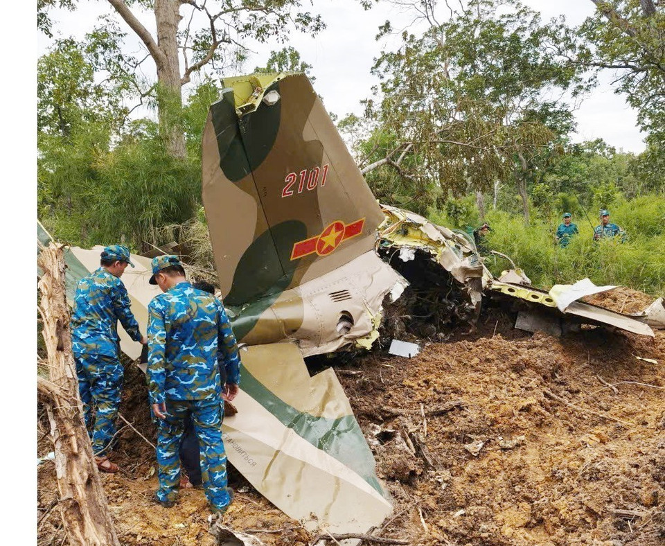 Vào khoảng 14 giờ 30 phút ngày 8/11, các lực lượng chức năng đã tìm thấy chiếc máy bay quân sự Yak-130. (Ảnh: TTXVN phát)