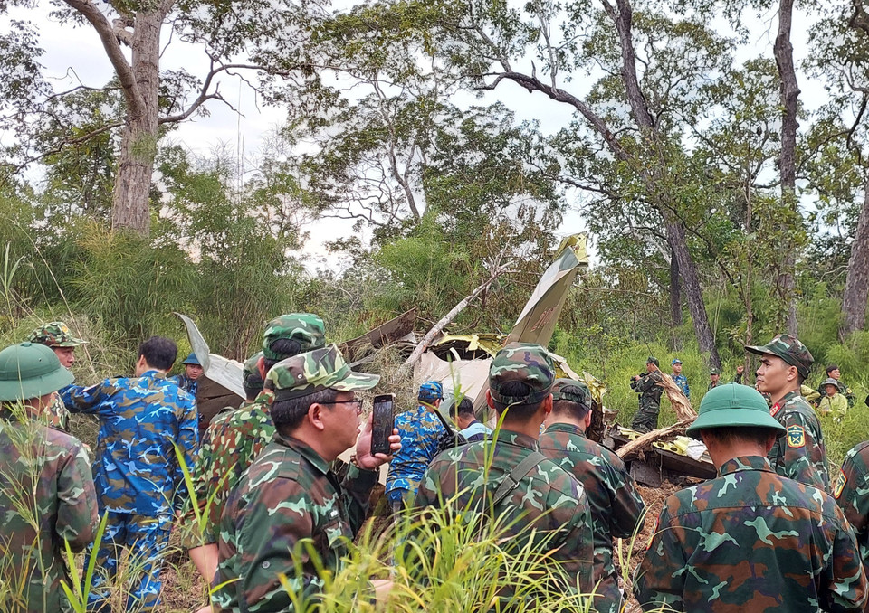Lực lượng chức năng kiểm tra hiện trường máy bay quân sự Yak-130 gặp nạn tại Vườn Quốc gia Yok Đôn. (Ảnh: TTXVN phát)
