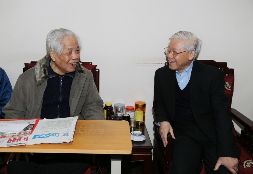 Tổng Bí thư Nguyễn Phú Trọng đến thăm, chúc Tết và chúc thọ nguyên Tổng Bí thư Đỗ Mười (Hà Nội, ngày 2/2/2018), nhân kỷ niệm 88 năm Ngày thành lập Đảng Cộng sản Việt Nam và đón Tết nguyên đán Mậu Tuất 2018. (Ảnh: Trí Dũng/TTXVN)