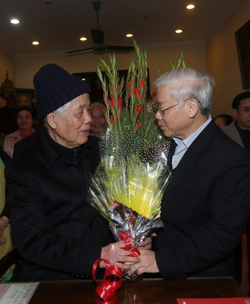 Tổng Bí thư Nguyễn Phú Trọng đến thăm, chúc thọ nguyên Tổng Bí thư Đỗ Mười, chiều 1/2/2016, tại Hà Nội, nhân dịp đồng chí Đỗ Mười bước sang tuổi 100 với 76 năm tuổi Đảng. (Ảnh: Trí Dũng/TTXVN)