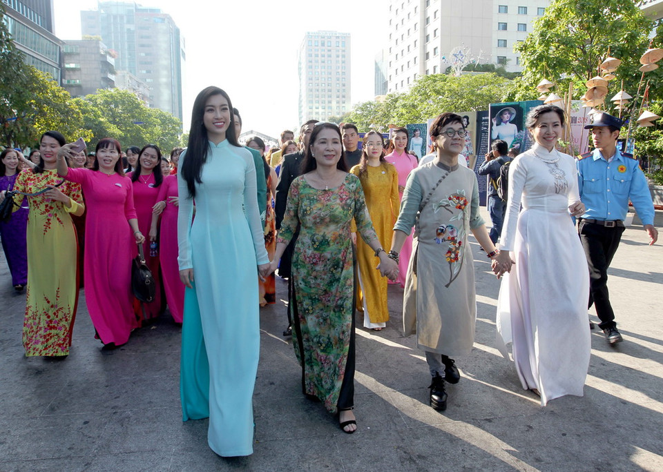 Các đại biểu tham gia diễu hành tại chương trình đồng diễn. (Ảnh: Quang Nhựt/TTXVN)