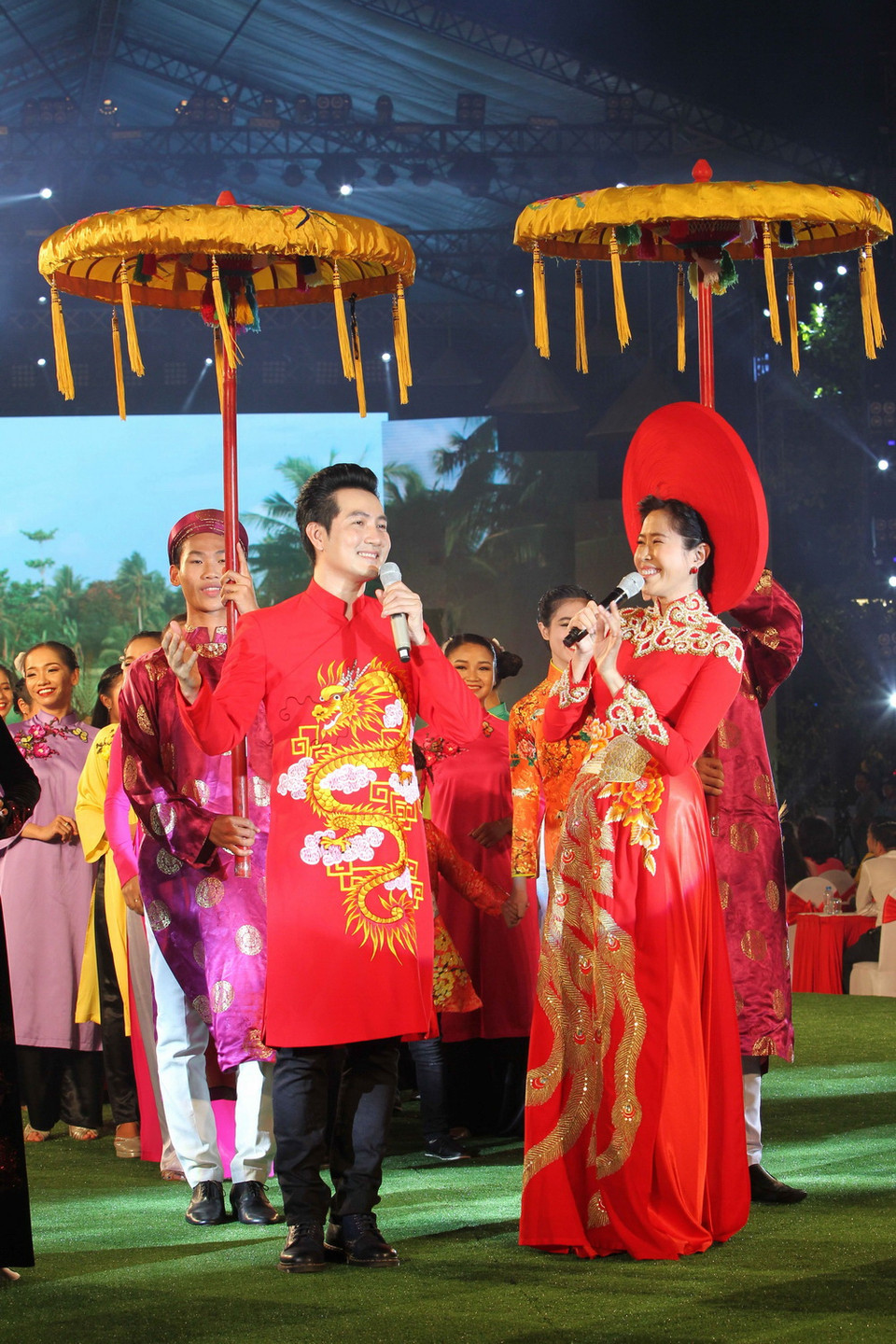 Trình diễn áo dài tại lễ khai mạc. (Ảnh: Quang Nhựt/TTXVN)