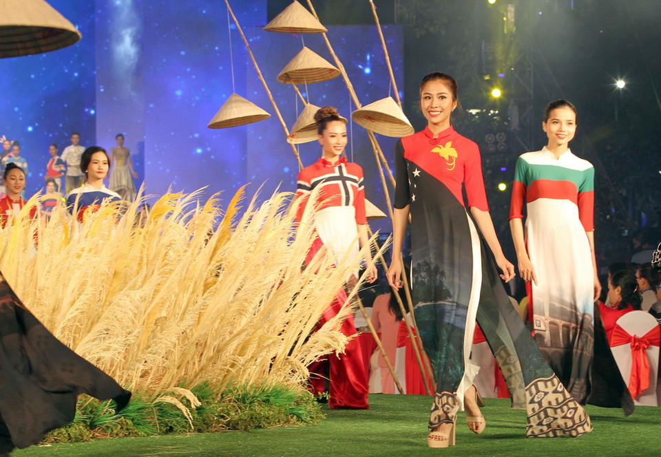 Trình diễn áo dài tại lễ khai mạc. (Ảnh: Quang Nhựt/TTXVN)