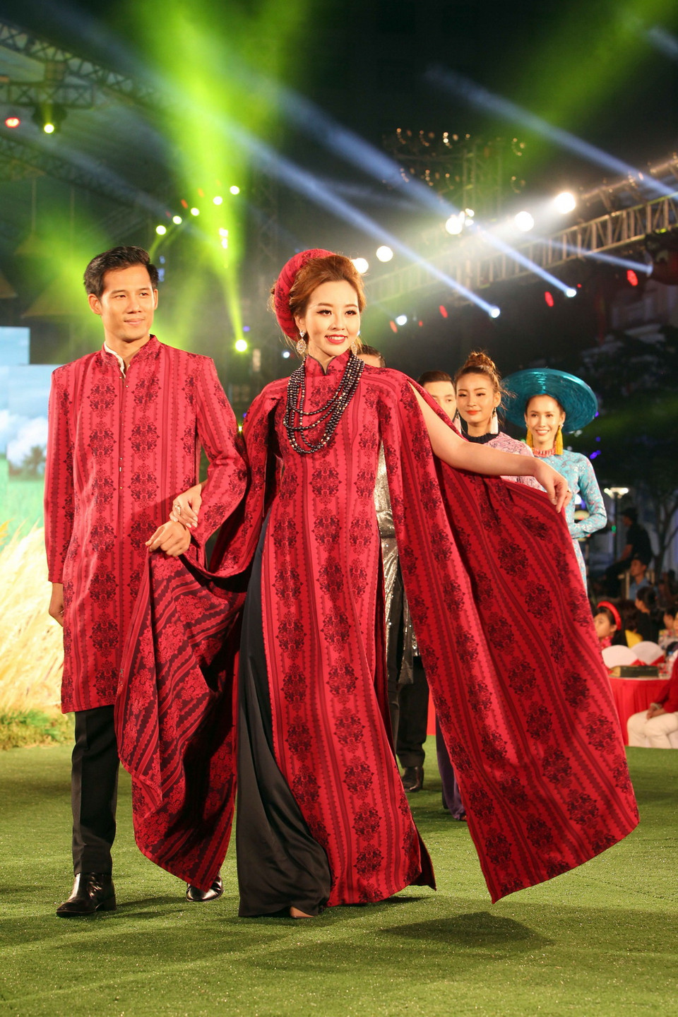 Trình diễn áo dài tại lễ khai mạc. (Ảnh: Quang Nhựt/TTXVN)