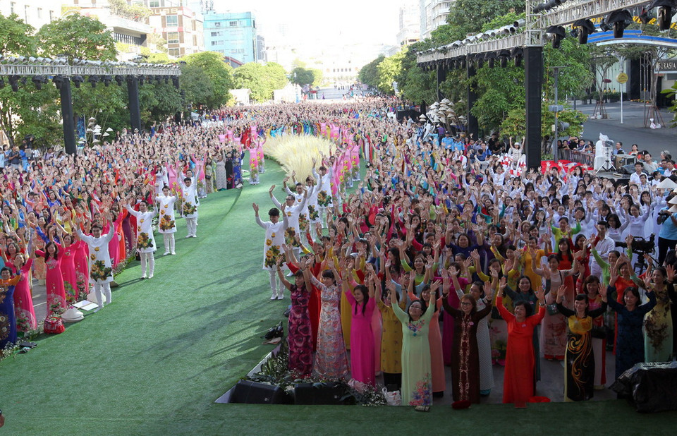 Chương trình đồng diễn áo dài. (Ảnh: Quang Nhựt/TTXVN)