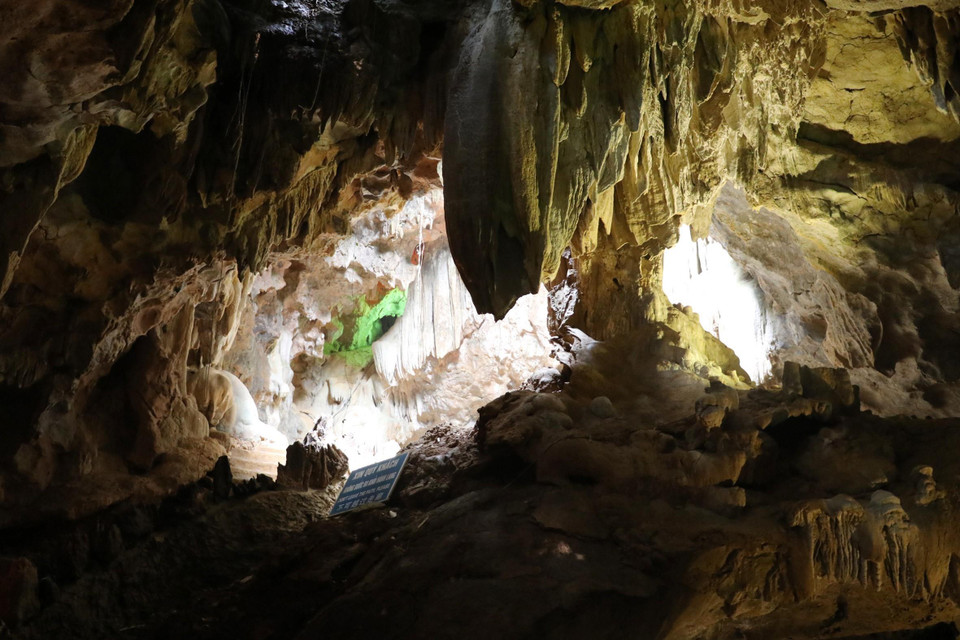 Động Thiên Hà (xã Sơn Hà, huyện Nho Quan, tỉnh Ninh Bình) được thiên nhiên khéo léo chia thành hai khu vực riêng biệt gồm động khô và động ướt có chiều dài tổng thể 700m. (Ảnh: Ninh Đức Phương/TTXVN)