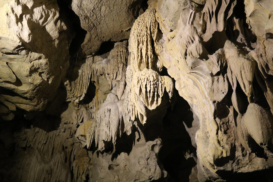 Vẻ đẹp tiềm ẩn trong động Thiên Hà. Động Thiên Hà là một phần nằm trong Quần thể Di sản văn hóa và thiên nhiên thế giới Tràng An. (Ảnh: Ninh Đức Phương/TTXVN)