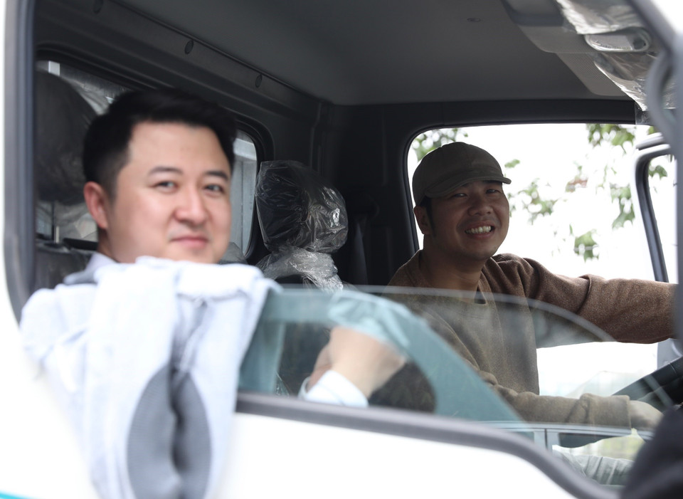 Anh Phạm Minh Châu (Ngọc Hồi) đến trung tâm từ 3h sáng ngày 12/1, đến 16h vẫn chưa tới lượt. (Ảnh: Hoàng Hiếu/TTXVN)