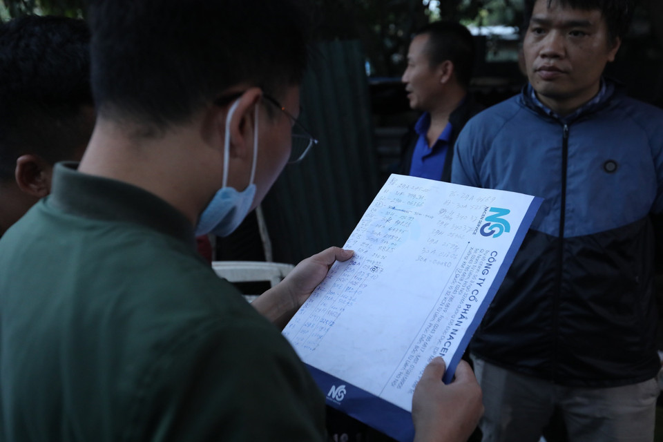 Danh sách xe xếp bên ngoài cổng Trạm đăng kiểm 29-32D vẫn rất đông. Ảnh chụp lúc 17h40. (Ảnh: Hoàng Hiếu/TTXVN)