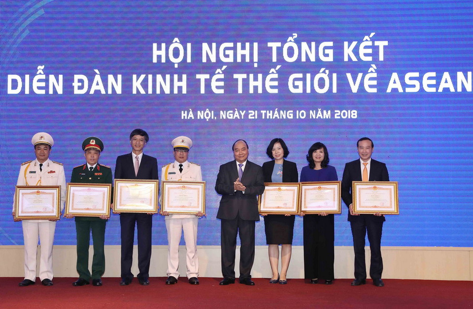 Thủ tướng Nguyễn Xuân Phúc trao tặng Bằng khen của Thủ tướng Chính phủ cho các tập thể có thành tích xuất sắc. (Ảnh: Thống Nhất/TTXVN)