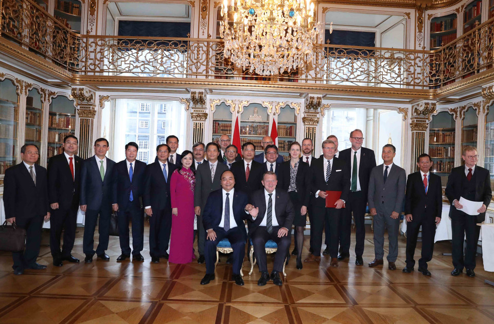 Thủ tướng Nguyễn Xuân Phúc và Thủ tướng Đan Mạch Lars Løkke Rasmussen chụp ảnh chung với các thành viên đoàn cấp cao hai nước. (Ảnh: Thống Nhất/TTXVN)