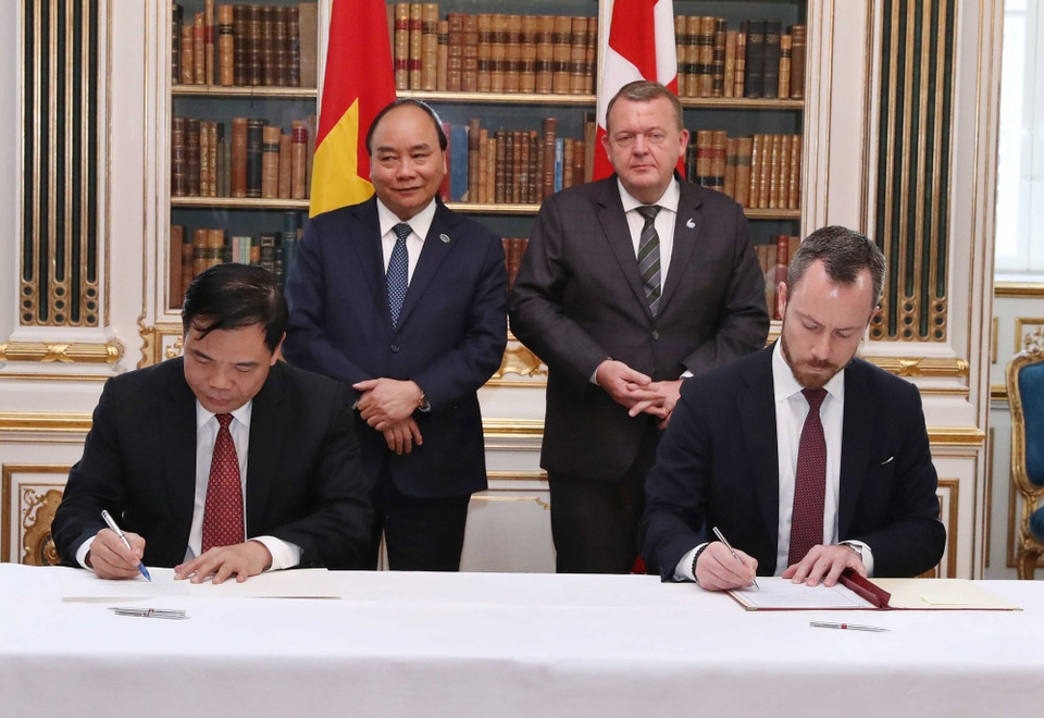 Thủ tướng Nguyễn Xuân Phúc và Thủ tướng Đan Mạch Lars Løkke Rasmussen chứng kiến Lễ ký Thỏa thuận hợp tác trong lĩnh vực phát triển bền vững và an toàn thực phẩm giữa Bộ Nông nghiệp và Phát triển nông thôn Việt Nam với Bộ Thực phẩm và Môi trường Đan Mạch. (Ảnh: Thống Nhất/TTXVN)