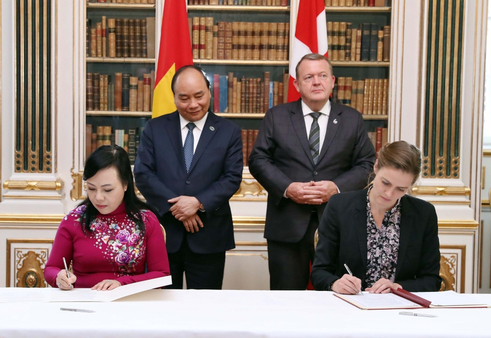 Thủ tướng Nguyễn Xuân Phúc và Thủ tướng Đan Mạch Lars Løkke Rasmussen chứng kiến Lễ ký Ý định thư về hợp tác chiến lược giữa Bộ Y tế Việt Nam và Bộ Y tế Đan Mạch. (Ảnh: Thống Nhất/TTXVN)