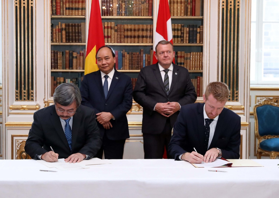 Thủ tướng Nguyễn Xuân Phúc và Thủ tướng Đan Mạch Lars Løkke Rasmussen chứng kiến Lễ ký văn kiện hợp tác giữa hai nước. (Ảnh: Thống Nhất/TTXVN)