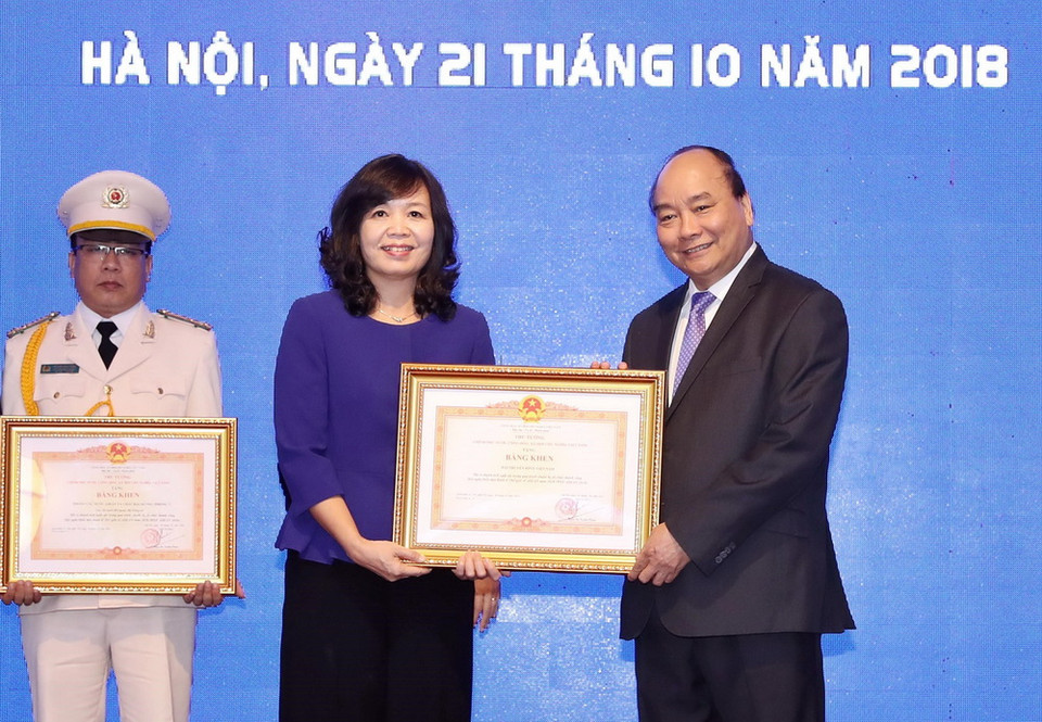 Thủ tướng Nguyễn Xuân Phúc trao tặng Bằng khen của Thủ tướng Chính phủ cho Đài Truyền hình Việt Nam. (Ảnh: Thống Nhất/TTXVN)