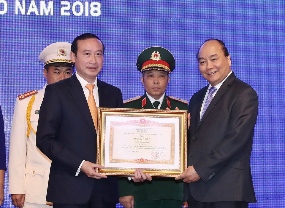 Thủ tướng Nguyễn Xuân Phúc trao tặng Bằng khen của Thủ tướng Chính phủ cho Vụ Tổng hợp kinh tế, Bộ Ngoại giao. (Ảnh: Thống Nhất/TTXVN)