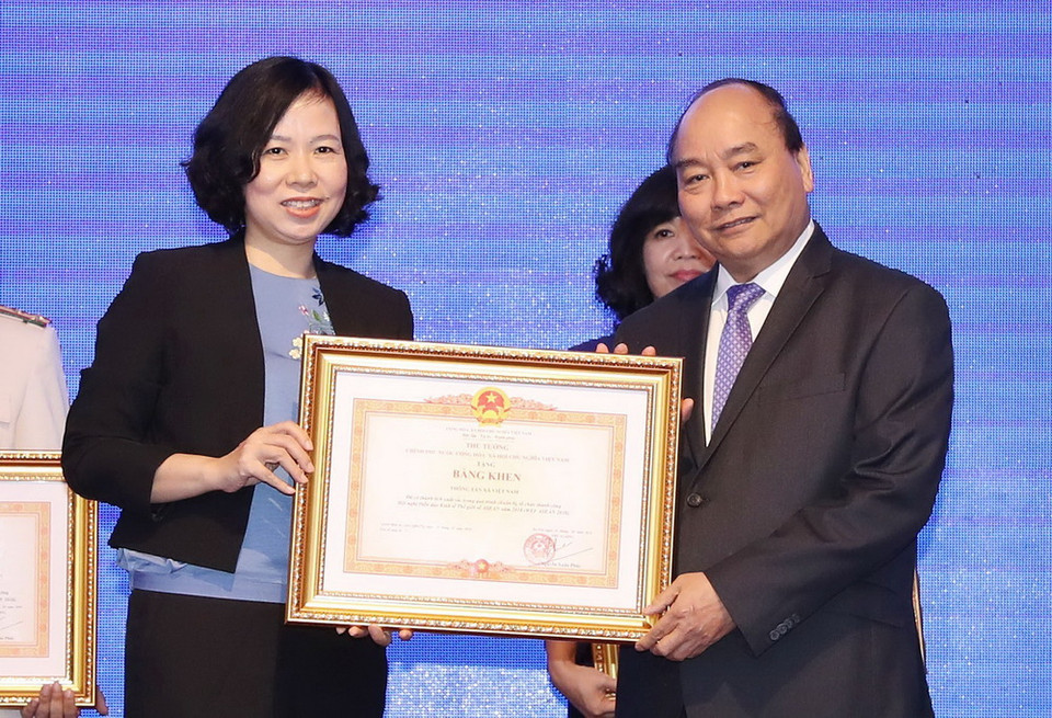 Thủ tướng Nguyễn Xuân Phúc trao tặng Bằng khen của Thủ tướng Chính phủ cho Thông tấn xã Việt Nam vì thành tích xuất sắc tại WEF ASEAN 2018. (Ảnh: Thống Nhất/TTXVN)