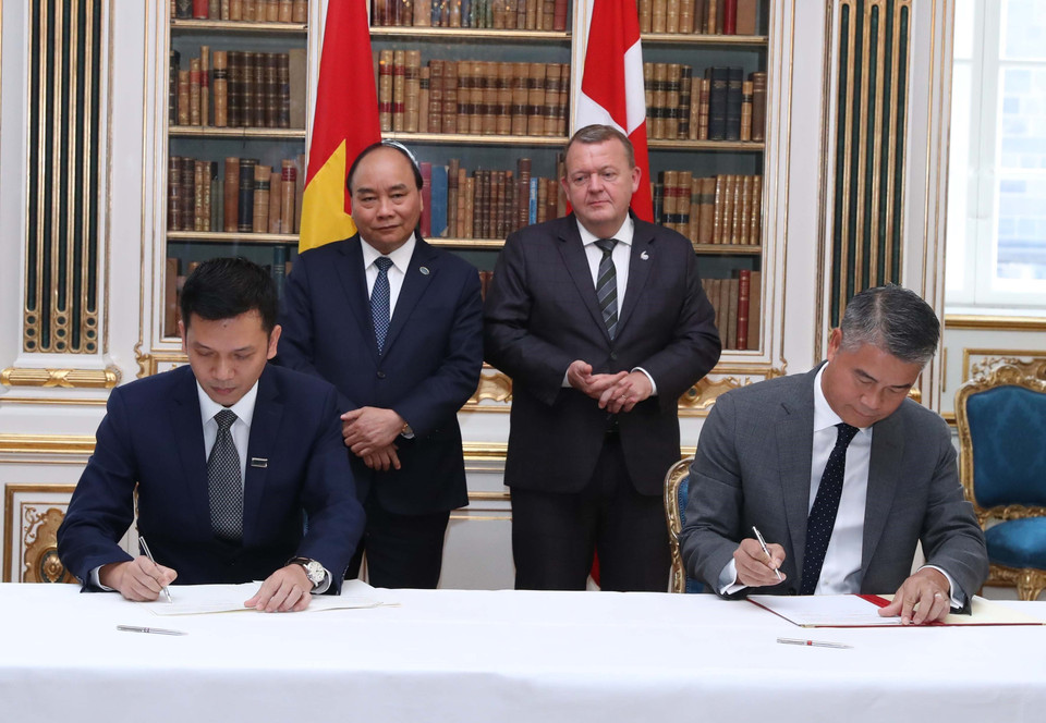 Thủ tướng Nguyễn Xuân Phúc và Thủ tướng Đan Mạch Lars Løkke Rasmussen chứng kiến Lễ ký văn kiện hợp tác giữa hai nước. (Ảnh: Thống Nhất/TTXVN)