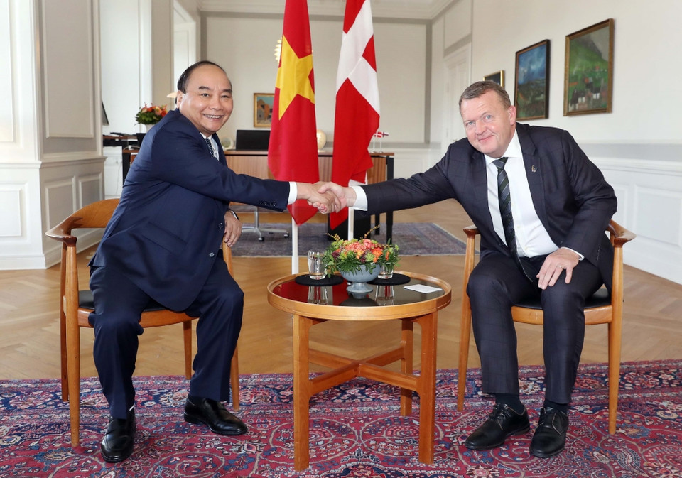 Thủ tướng Nguyễn Xuân Phúc và Thủ tướng Đan Mạch Lars Løkke Rasmussen chụp ảnh chung trước khi hội đàm. (Ảnh: Thống Nhất/TTXVN)