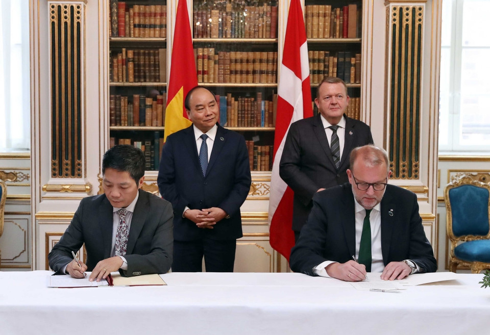 Thủ tướng Nguyễn Xuân Phúc và Thủ tướng Đan Mạch Lars Løkke Rasmussen chứng kiến Lễ ký Bản ghi nhớ về hợp tác trong lĩnh vực phát triển carbon thấp trong ngành năng lượng giữa Bộ Công Thương Việt Nam với Bộ Năng lượng, Hạ tầng kỹ thuật và Khí hậu Đan Mạch. (Ảnh: Thống Nhất/TTXVN)