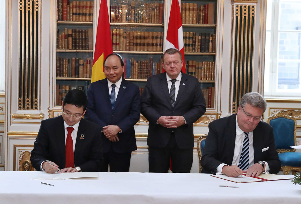 Thủ tướng Nguyễn Xuân Phúc và Thủ tướng Đan Mạch Lars Løkke Rasmussen chứng kiến Lễ ký văn kiện hợp tác giữa hai nước. (Ảnh: Thống Nhất/TTXVN)