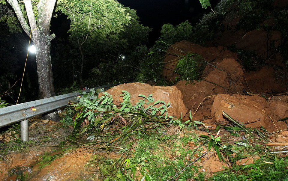 Hàng nghìn khối đất đá sạt lở tại km 126+150 trên Quốc lộ 4D. (Ảnh: Quốc Khánh/TTXVN)